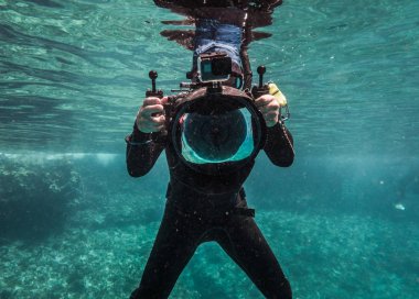 San Andres Adası, Kolombiya - Mart 2017 yaklaşık: Freediver fotoğrafçı büyük kubbe, kamera gövdesi ve Gopro Karayipler.