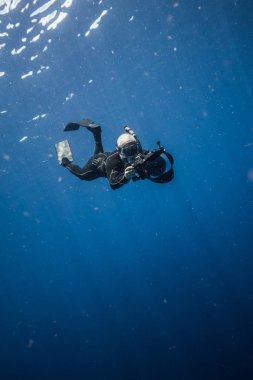 San Andres Adası, Kolombiya - Mart 2017 yaklaşık: Freediver fotoğrafçı büyük kubbe, kamera gövdesi ve Gopro Karayipler.