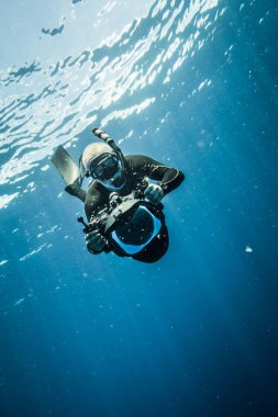 San Andres Adası, Kolombiya - Mart 2017 yaklaşık: Freediver fotoğrafçı büyük kubbe, kamera gövdesi ve Gopro Karayipler.