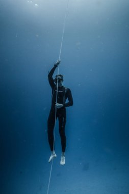 San Andres Adası, Kolombiya - Mart 2017 yaklaşık: Freediver dalış ve aşağıdaki Life Line derin mavi San Andres Adası, Kolombiya ne zaman istersen.