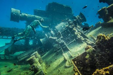 San Andres Adası, Kolombiya - Mart 2017 yaklaşık: Freediver filme bir gemi enkazı ile onun Cafo ıslak elbiseli Karayip Denizi