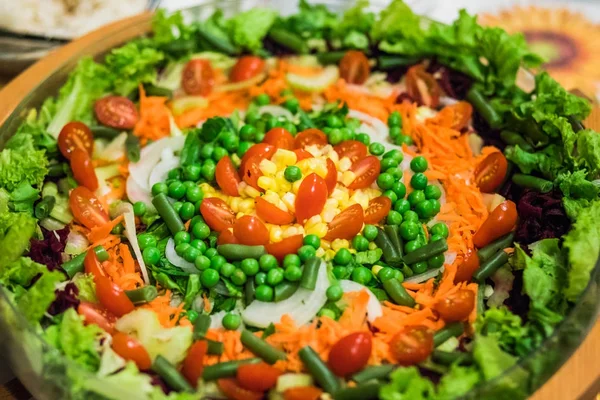 Чаша Крупным Планом Свежим Вегетарианским Салатом — стоковое фото