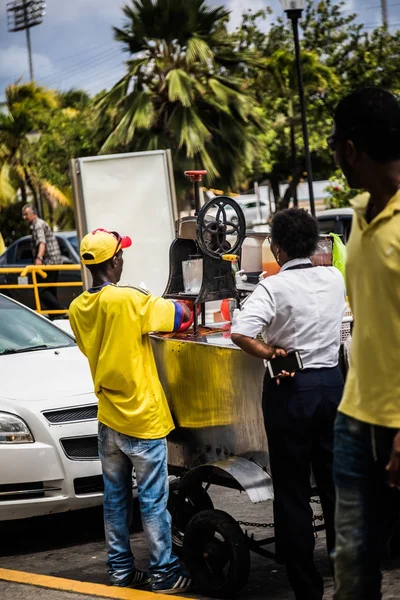 哥伦比亚圣安德斯岛 2017年3月 哥伦比亚商人在圣安德斯机场入口处为员工做冷饮饮料 — 图库照片