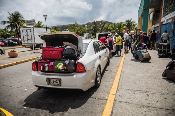 哥伦比亚的圣安德斯岛 2017年3月 哥伦比亚出租车和穿梭机司机等待一批游客在机场前的圣安德斯 — 图库照片