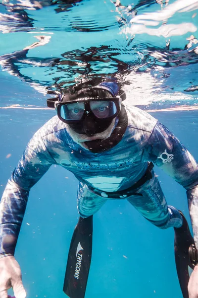 2017 月頃サン アンドレス島 コロンビア Freedivers 呼吸を見て表面ダイブする準備ができて 大きな深い青い怒鳴る — ストック写真