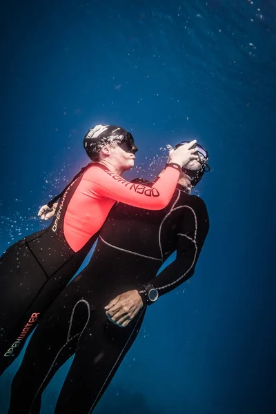 Techniki ratowania freedivingu i symulacji nurka po Blac — Zdjęcie stockowe