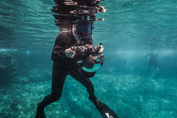 哥伦比亚的圣安德斯岛 2017年3月 Freediver 摄影师与大圆顶 照相机住房和 Gopro 在加勒比 — 图库照片