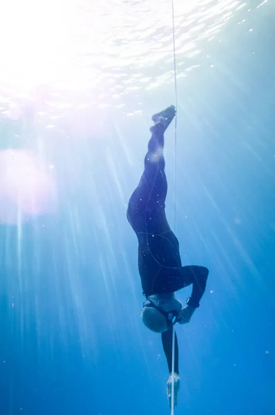 哥伦比亚的圣安德斯岛 2017年3月 Freediver 潜水和跟随生命线在深蓝的圣安德斯岛 哥伦比亚 — 图库照片