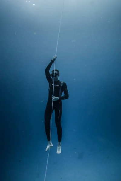 哥伦比亚的圣安德斯岛 2017年3月 Freediver 潜水和跟随生命线在深蓝的圣安德斯岛 哥伦比亚 — 图库照片