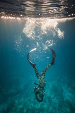 San Andres Adası, Kolombiya - Mart 2017 yaklaşık: Cristal Clear Karayip okyanusa Freediver tarafından gerçekleştirilen su içine ışık ve mükemmel ördek dalış şaşırtıcı
