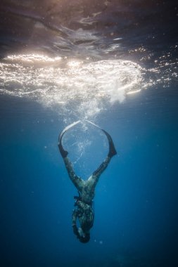 San Andres Adası, Kolombiya - Mart 2017 yaklaşık: Cristal Clear Karayip okyanusa Freediver tarafından gerçekleştirilen su içine ışık ve mükemmel ördek dalış şaşırtıcı