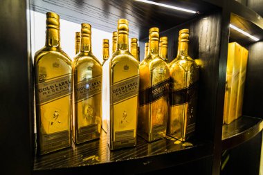 San Andres Adası, Kolombiya - Mart 2017 yaklaşık: Johnnie Walker altın etiket ve şişe ekran San Andres Havaalanı'nda
