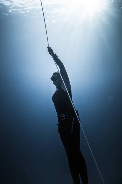 哥伦比亚的圣安德斯岛 2017年3月 Freediver 潜水和跟随生命线在深蓝的圣安德斯岛 哥伦比亚 — 图库照片