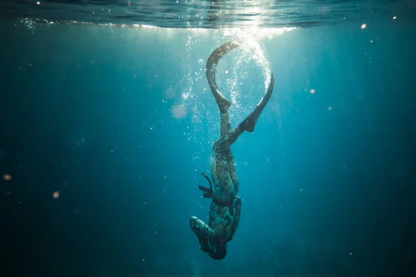 哥伦比亚的圣安德斯岛 2017年3月 令人惊叹的光和完美的鸭子潜水 Freediver 在水晶清澈的加勒比海进行的水 — 图库照片