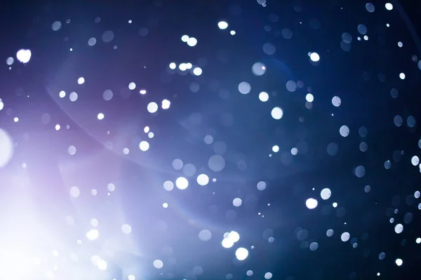 在夜间暴风雪中 Smugy 镜头的眩光和模糊的雪花或滤镜背景 — 图库照片