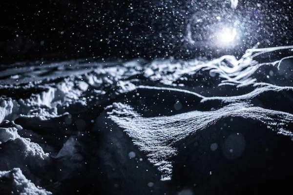 Textura Neve Retroiluminada Chama Lente Durante Tempestade Neve Noite — Fotografia de Stock