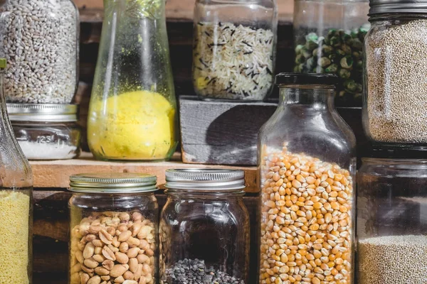 Nahaufnahme Von Ein Paar Samen Getreide Und Getreide Glasbehältern — Stockfoto