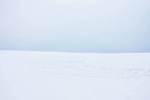 Zachte Minimaliste Landschap Van Sneeuwveld Met Sneeuwscooter Tracks Bewolkte Hemel — Stockfoto