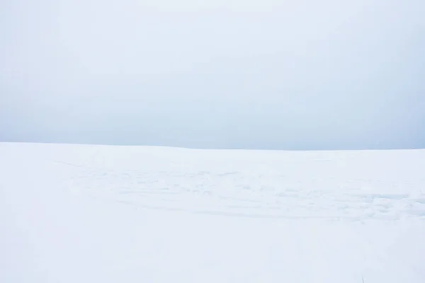 Paysage Minimaliste Doux Champ Neige Avec Pistes Motoneige Ciel Nuageux — Photo