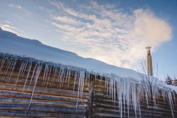 Canadian Log Wood Shack Icicles Mostrando Problema Isolamento — Fotografia de Stock