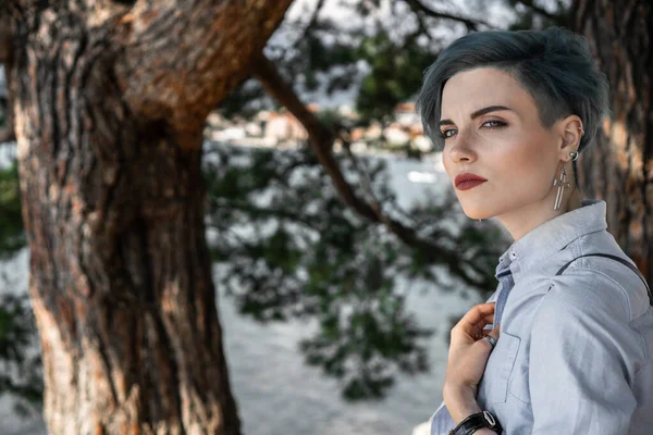 Een Meisje Met Blauw Haar Een Witte Jas Staat Onder — Stockfoto