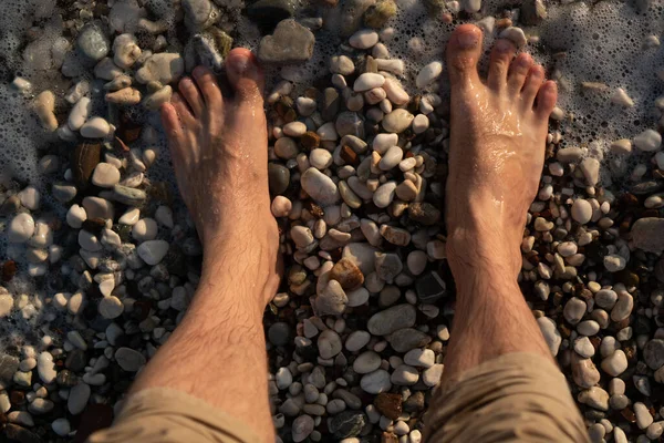 Pianka Morska Myje Stopy Mężczyzn Stojących Żwirowej Plaży — Zdjęcie stockowe