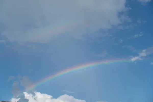 Arco Íris Multicolorido Brilhante Céu Azul Nublado — Fotografia de Stock