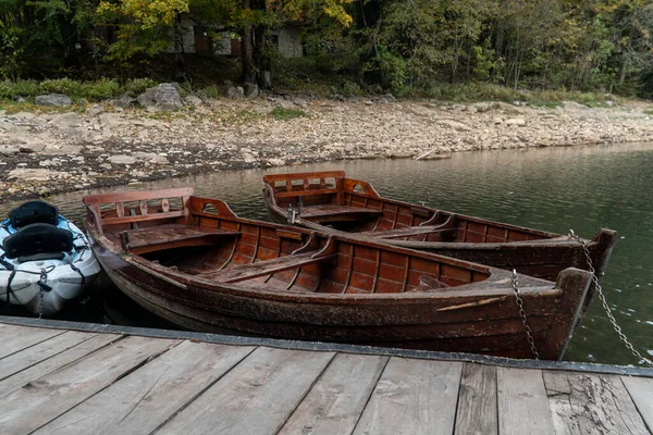 Braune Holzboote Steg See Festgemacht — Stockfoto