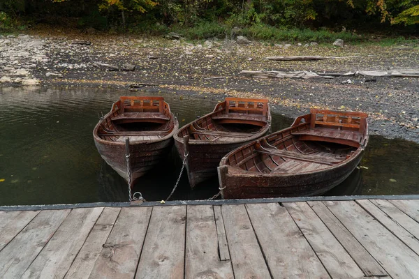 Коричневые Деревянные Лодки Пришвартованы Пирса Озере — стоковое фото