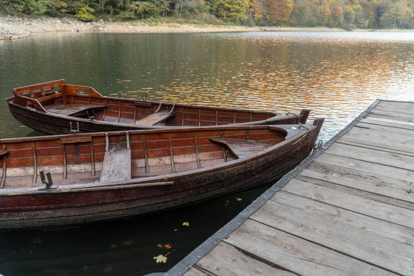 Braune Holzboote Steg See Festgemacht — Stockfoto