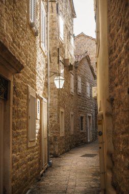 Taşlarla döşenmiş bir Avrupa şehrinin eski dar sokakları