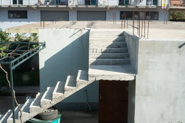 Concrete staircase leading to the roof of a one-story building