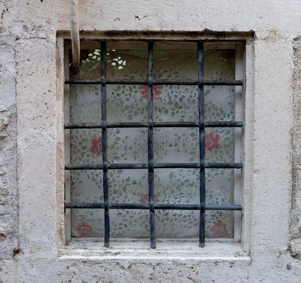 Вікно Металевими Брусками Старовинною Завісою — стокове фото