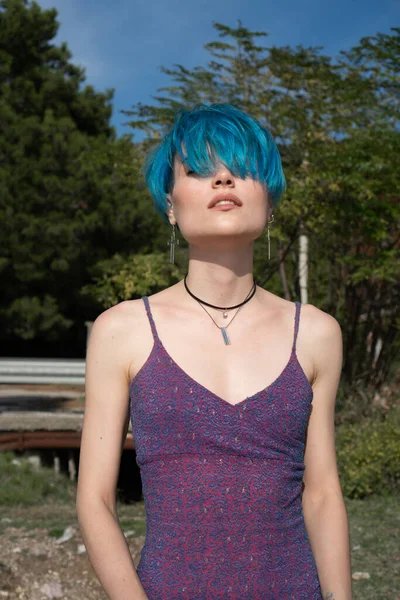 Retrato Una Chica Con Pelo Azul Vestido Lila Naturaleza — Foto de Stock
