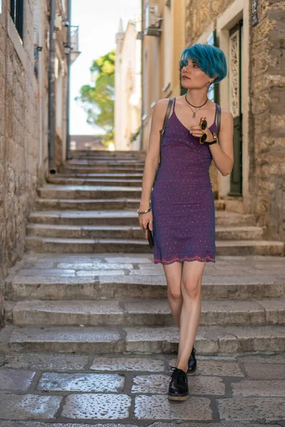 Chica Blogger Vestido Púrpura Camina Por Las Calles Ciudad Vieja — Foto de Stock