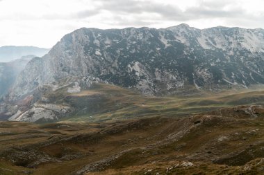 Dağ sıralarının nefes kesici manzarası. Görkemli taş tepeler. Arkaplan
