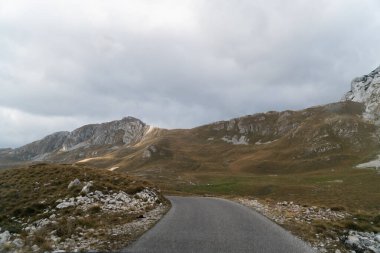 Dağların manzaralı manzarası. Dağ yolu tepelerin arasında. Arkaplan