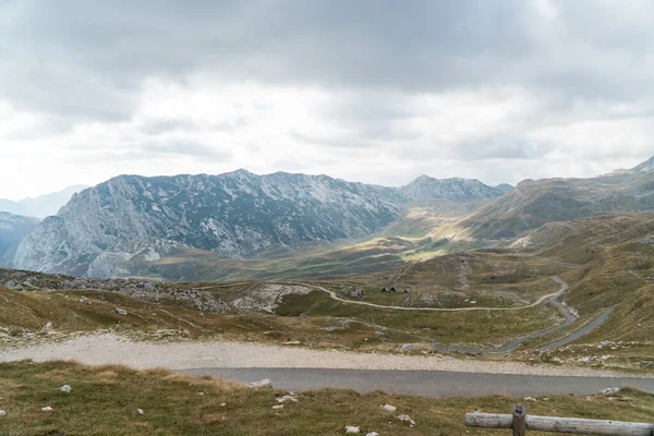 Landschappelijk Uitzicht Bergen Bergweg Slingert Tussen Heuvels Achtergrond — Stockfoto