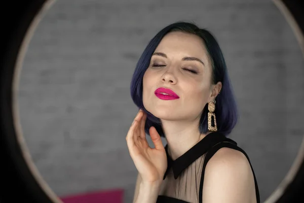 Joven Hermosa Chica Con Maquillaje Profesional Cabello Azul Piel Perfecta — Foto de Stock