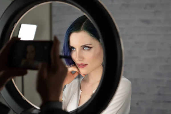 Joven Hermosa Chica Con Maquillaje Profesional Cabello Azul Piel Perfecta —  Fotos de Stock