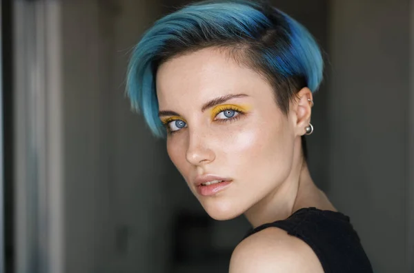 Retrato Una Chica Con Pelo Azul Maquillaje Ojos Amarillos Salón —  Fotos de Stock