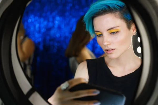 Chica Con Pelo Azul Maquillaje Ojos Amarillos Tomar Una Selfie —  Fotos de Stock