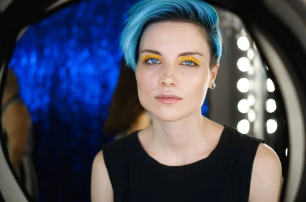 Chica Con Pelo Azul Maquillaje Ojos Amarillos Tomar Una Selfie —  Fotos de Stock