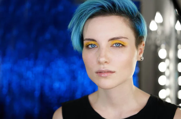 Retrato Una Chica Con Pelo Azul Maquillaje Ojos Amarillos Salón —  Fotos de Stock