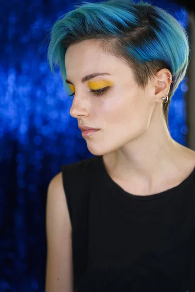 Retrato Una Chica Con Pelo Azul Maquillaje Ojos Amarillos Salón —  Fotos de Stock