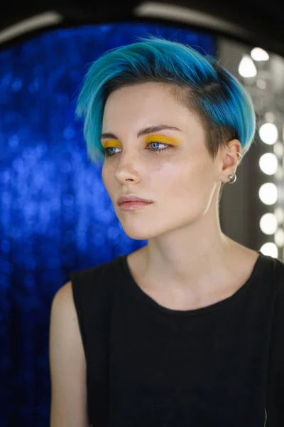 Portret Van Een Meisje Met Blauw Haar Gele Oog Make — Stockfoto