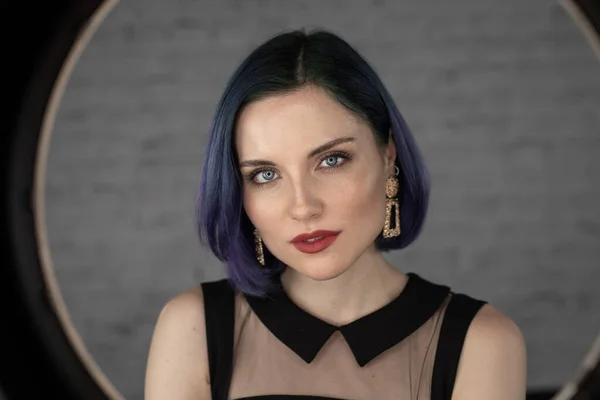 Menina Bonita Nova Com Maquiagem Profissional Cabelo Azul Pele Perfeita Fotografias De Stock Royalty-Free