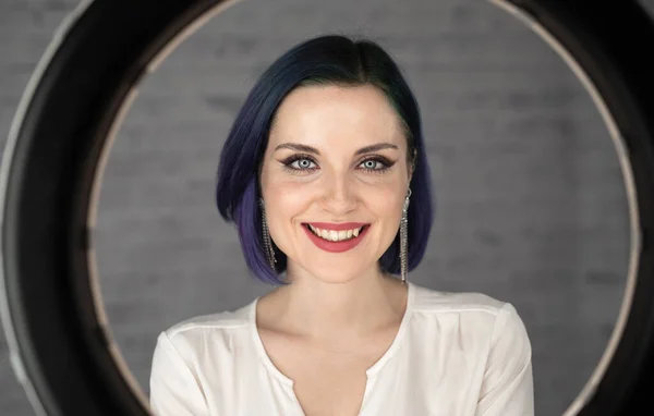 Menina Bonita Nova Com Maquiagem Profissional Cabelo Azul Pele Perfeita Imagem De Stock