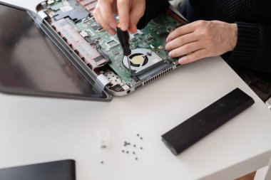 Laptop tamiri. Parçalanmış bilgisayar parçaları. Bilgisayar elektronik bileşenleri. Klavye, hdd, anakart işlemcisinin kapatılması