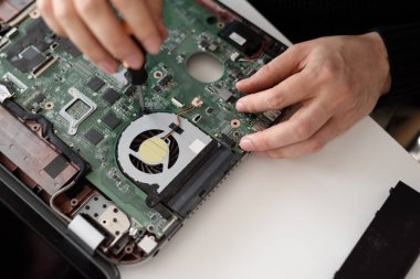 Laptop tamiri. Parçalanmış bilgisayar parçaları. Bilgisayar elektronik bileşenleri. Klavye, hdd, anakart işlemcisinin kapatılması